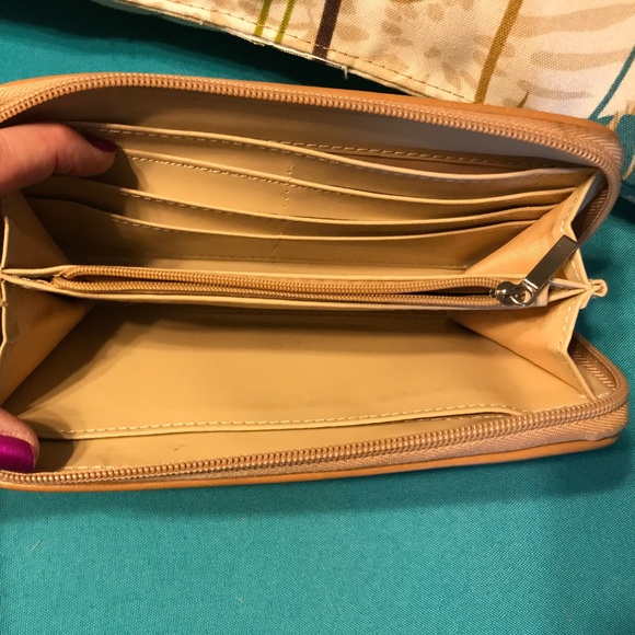 Gold/Tan Wallet - Excellent Used Condition - Picture 3 of 5